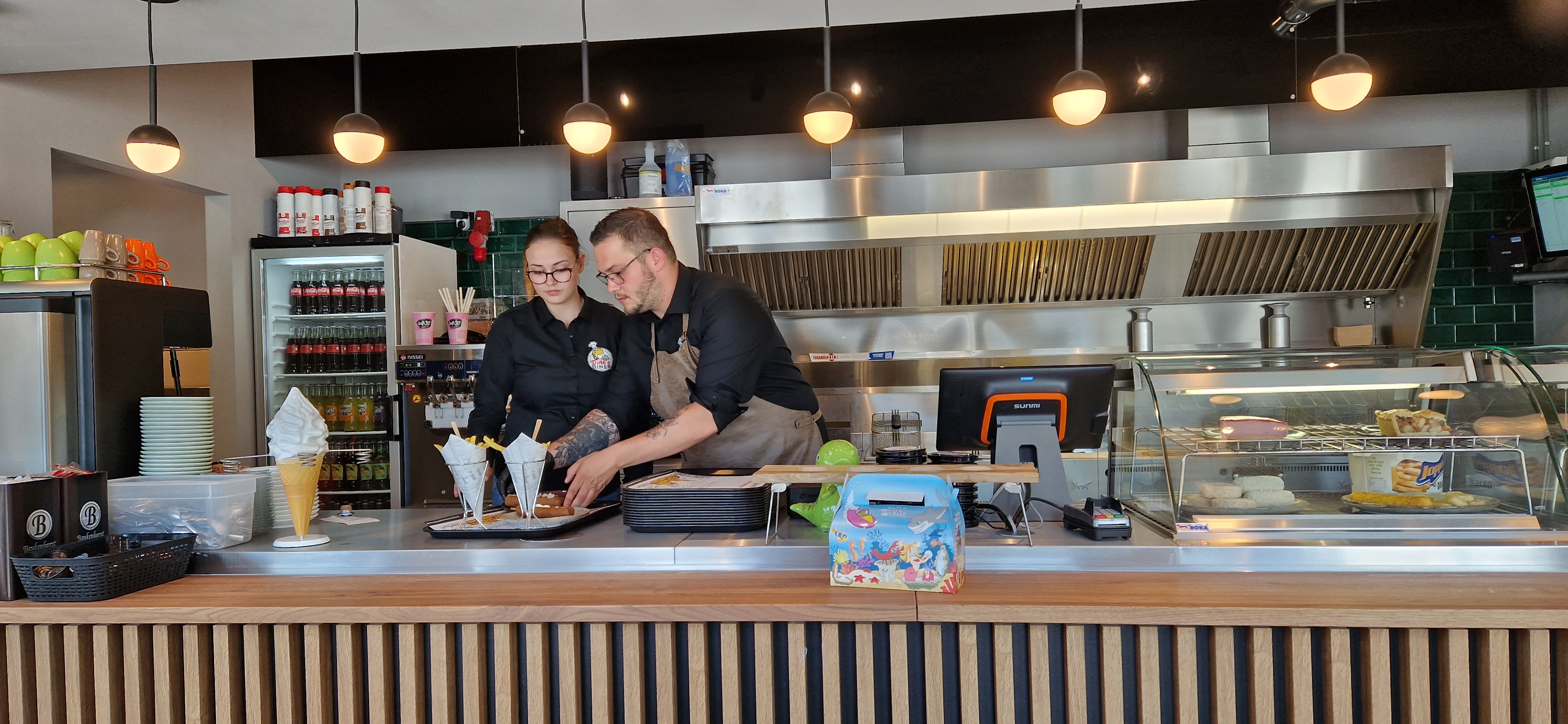 Quinty en Diego in Dino's Diner